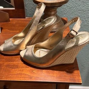 NEW Lily Pulitzer Gold Wedges
